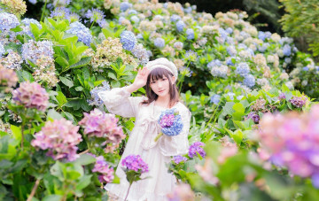 Картинка девушки -+азиатки берет гортензии букет