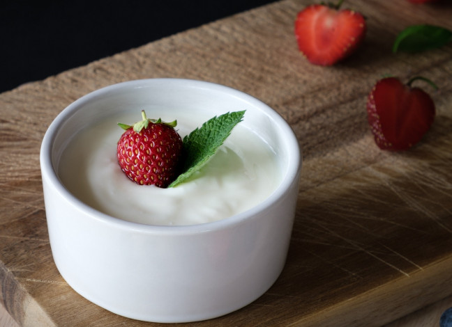 Обои картинки фото еда, мороженое,  десерты, йогурт, мята, десерт, клубника