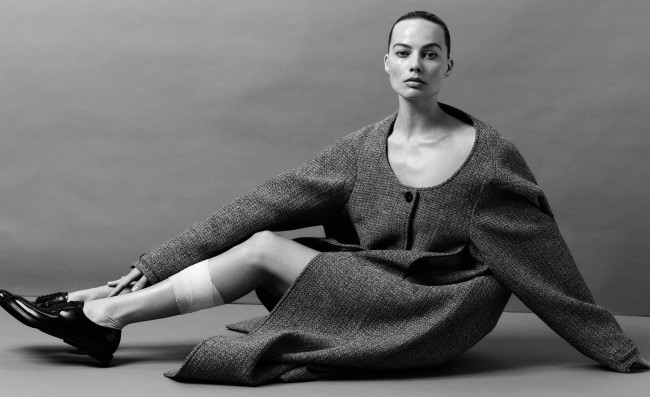 Обои картинки фото девушки, margot robbie, актриса, пальто, марго, робби, черно, белое, повязка, знаменитости