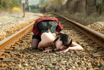 Картинка _Unsort+-НЕ+ВЫБИРАТЬ++ lola девушки  не выбирать рельсы брюнетки корсет чулки пирсинг бусы