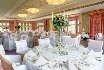 Картинка интерьер декор отделка сервировка стулья столовые приборы бокалы тарелки столы свечи букеты