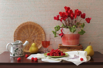 Картинка еда натюрморт груша цикламен малина