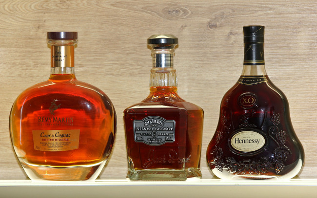 Обои картинки фото бренды, напитков, разное, коньяк, джек, дениелс, бутылки, спиртное, виски, хеннесси, реми, мартин