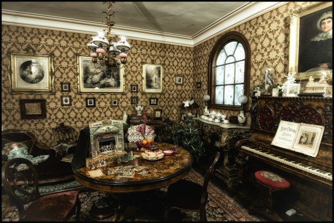 Обои картинки фото интерьер, гостиная, фотографии, пианино, декор, стол