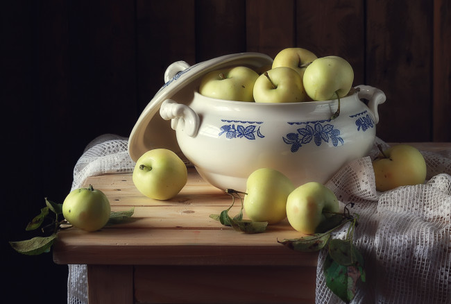 Обои картинки фото еда, Яблоки, белый, налив