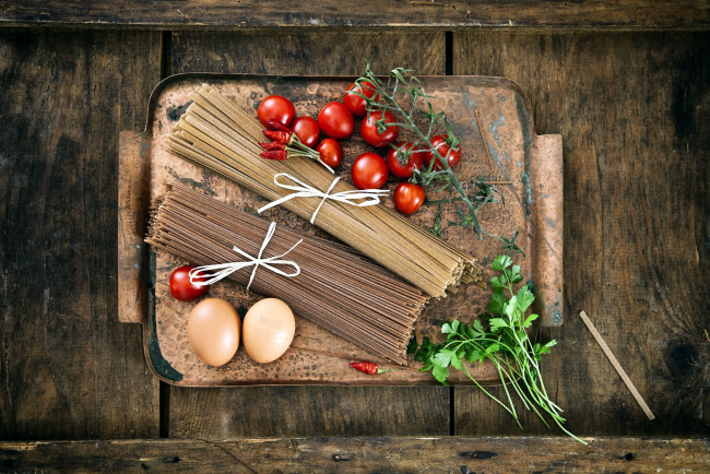 Обои картинки фото еда, макаронные блюда, спагетти, томаты, помидоры