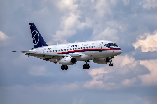 Обои картинки фото sukhoi superjet 100, авиация, пассажирские самолёты, авиалайнер