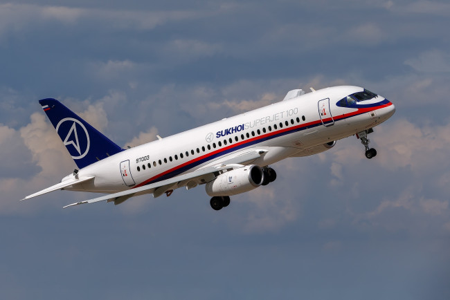 Обои картинки фото sukhoi superjet ssj 100, авиация, пассажирские самолёты, авиалайнер