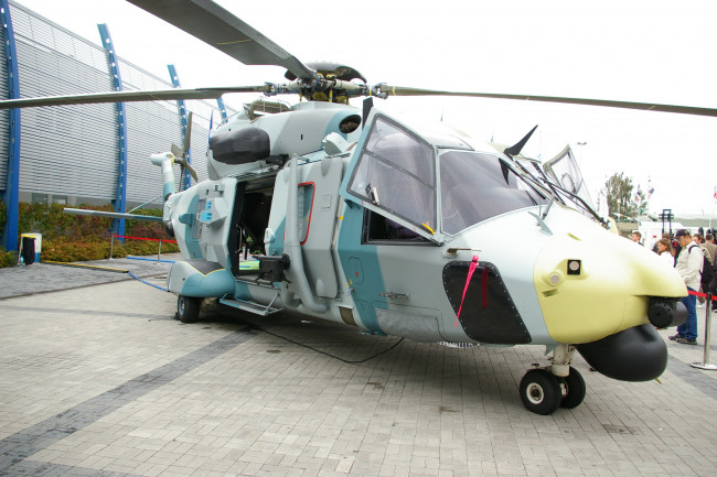 Обои картинки фото авиация, вертолёты, вертолет, забор