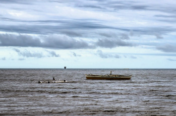 обоя корабли, лодки,  шлюпки, лодка, море, люди, тучи