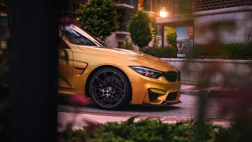 Картинка bmw+m4 автомобили bmw желтый дом фонарь деревья