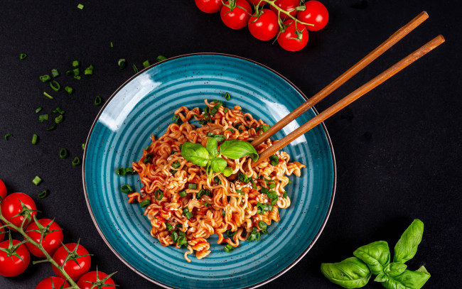 Обои картинки фото еда, макароны,  макаронные блюда, помидоры, базилик, лапша