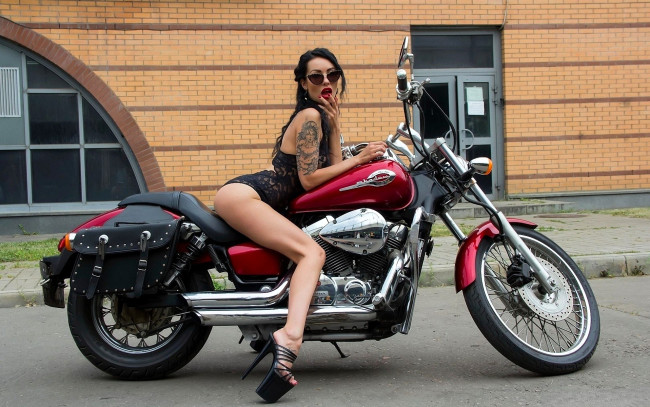 Обои картинки фото мотоциклы, мото с девушкой, мотоцикл, здание, брюнетка, очки, боди, белье, тату, каблуки