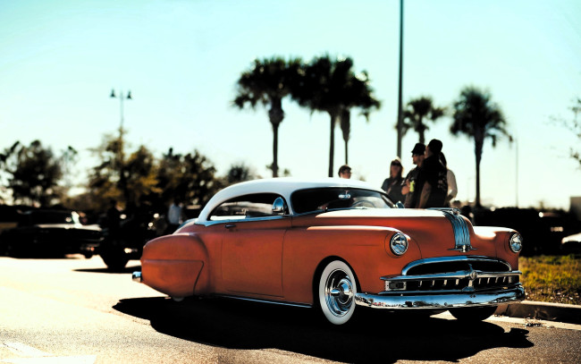 Обои картинки фото pontiac star chief, автомобили, pontiac, красный, ретро, люди, пальмы