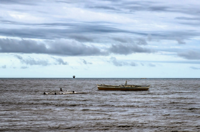 Обои картинки фото корабли, лодки,  шлюпки, лодка, море, люди, тучи