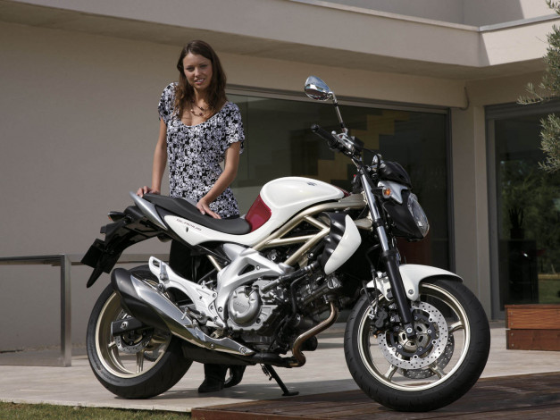 Обои картинки фото мотоциклы, мото, девушкой