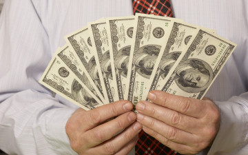 Картинка разное золото купюры монеты валюта белый фон руки доллары