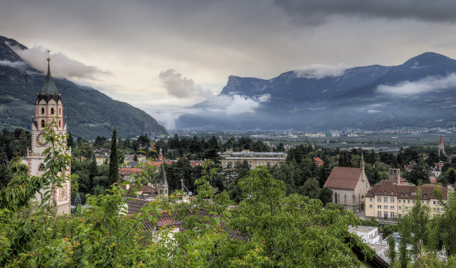 Обои картинки фото мерано, италия, города, пейзажи, часы, горы, облака, башня, крыши