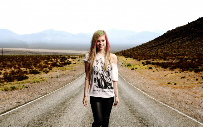 Обои картинки фото музыка, avril, lavigne, singer, music, the, long, road, горы, девушка, певица, дорога