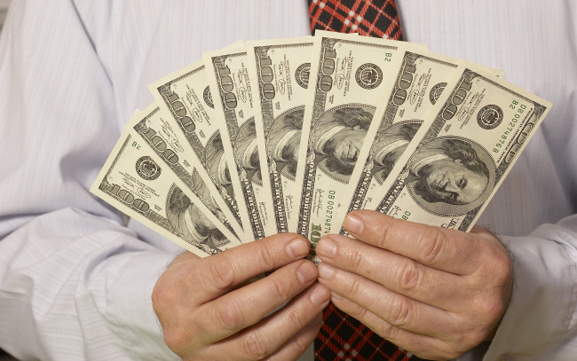 Обои картинки фото разное, золото, купюры, монеты, валюта, белый, фон, руки, доллары