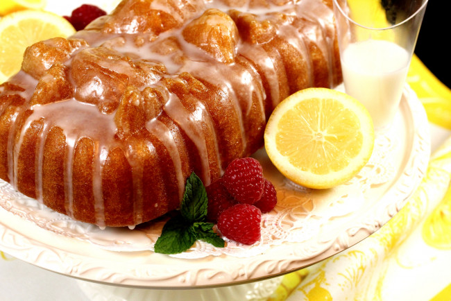 Обои картинки фото еда, пирожные, кексы, печенье, кекс, глазурь, лимон, малина, мята