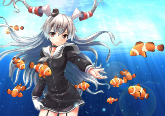 Картинка аниме kantai+collection серые волосы рыбы-клоуны солнечные лучи блики вода рыбки девушка
