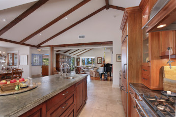 Картинка интерьер кухня люстры цветы стиль