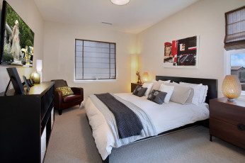 Картинка интерьер спальня кровать кресло люстра штора стиль