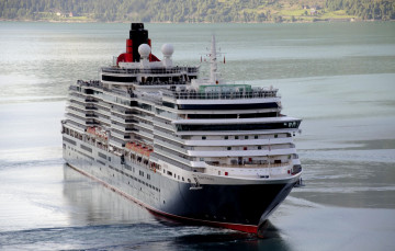 обоя queen victoria, корабли, лайнеры, лайнер, река, queen, victoria, liner, river