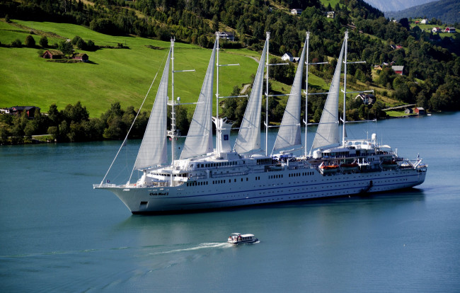 Обои картинки фото корабли, разные вместе, деревья, река, парусник, путешествие