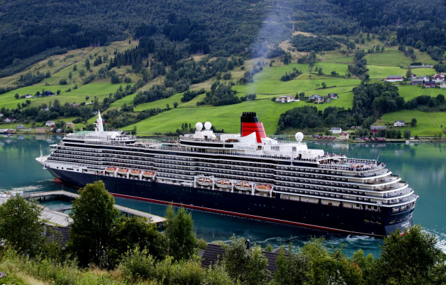 Обои картинки фото queen victoria, корабли, лайнеры, лайнер, река, queen, victoria, liner, river