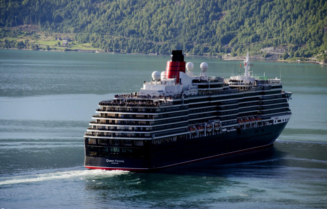 Обои картинки фото queen victoria, корабли, лайнеры, лайнер, река, queen, victoria