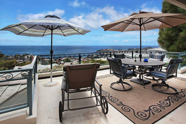 Обои картинки фото интерьер, веранды,  террасы,  балконы, балкон, стулья, зонтики, вид, море