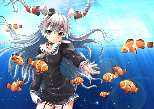Обои картинки фото аниме, kantai collection, серые, волосы, рыбы-клоуны, солнечные, лучи, блики, вода, рыбки, девушка