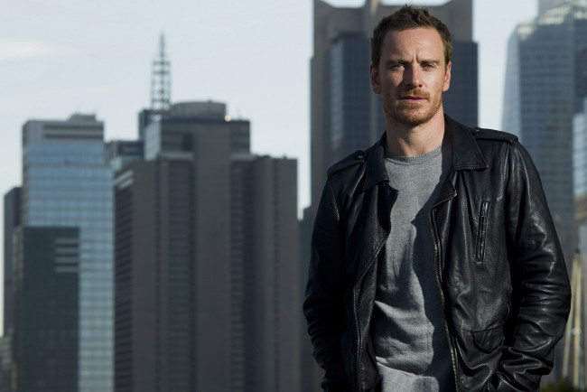 Обои картинки фото michael fassbender, мужчины, дома, нью-йорк, город, куртка, актер, майкл, фассбендер, charles, sykes, фотосессия