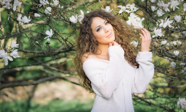 Обои картинки фото девушки, -unsort , брюнетки,  шатенки, цветение, дерево, лицо, модель, lusi