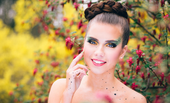 Обои картинки фото девушки, -unsort , лица,  портреты, модель, wilma, фон, улыбка, лето, макияж, лицо