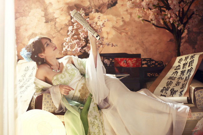 Обои картинки фото девушки, -unsort , азиатки, комната, улыбка, восточная, стиль, одежда, девушка