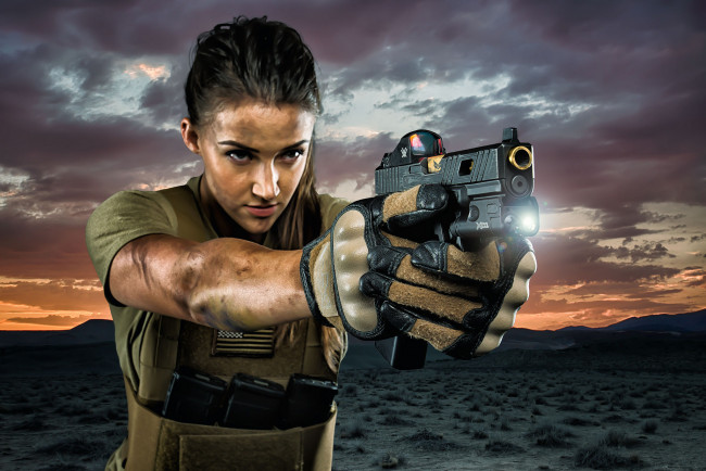 Обои картинки фото девушки, -unsort , девушки с оружием, фон, луч, фонарик, оружие, пистолет, лицо, девушка