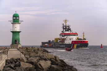 Картинка корабли баркасы+ +буксиры побережье