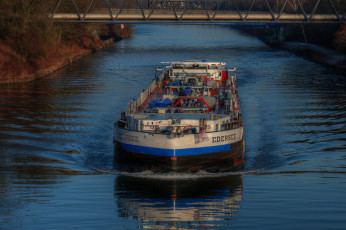 Картинка корабли баржи побережье