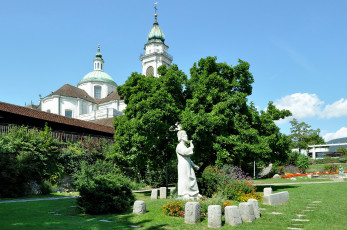 Картинка города -+памятники +скульптуры +арт-объекты собор деревья скульптура