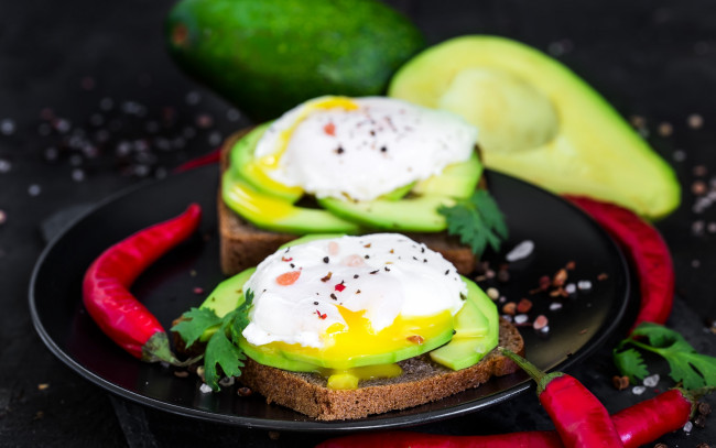 Обои картинки фото еда, бутерброды,  гамбургеры,  канапе, авокадо, специи, яичница, бутерброд