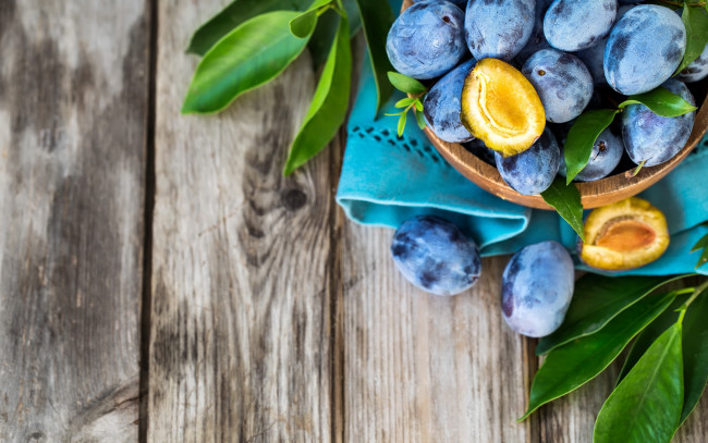 Обои картинки фото еда, персики,  сливы,  абрикосы, сливы, листья, половинки, плоды