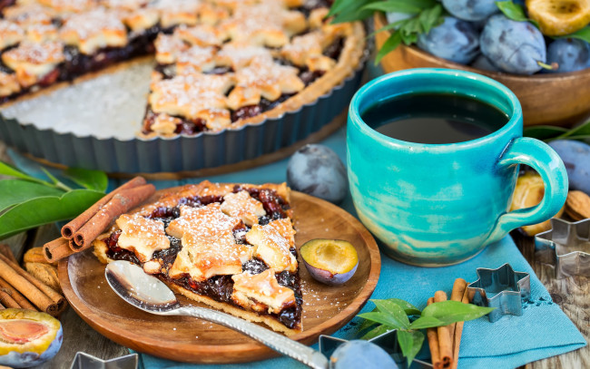 Обои картинки фото еда, пироги, корица, сливы, пирог, сливовый, выпечка, чашка, кофе