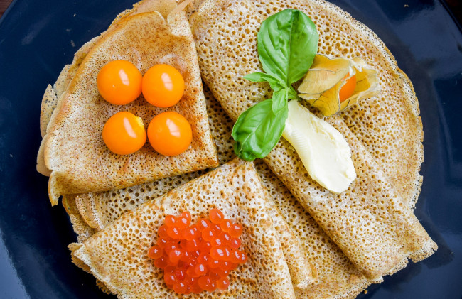Обои картинки фото еда, блины,  оладьи, икра, физалис, сметана
