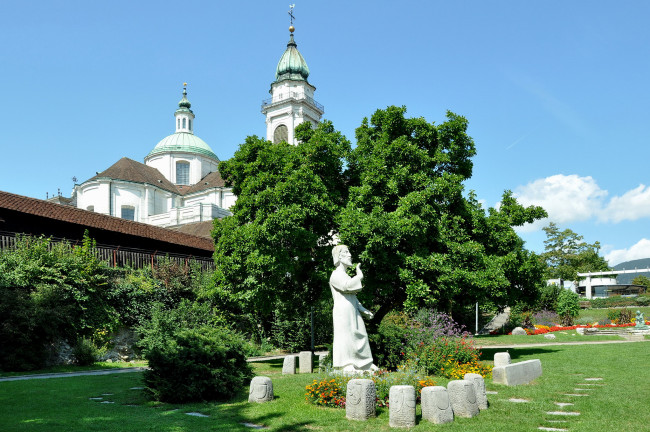 Обои картинки фото города, - памятники,  скульптуры,  арт-объекты, собор, деревья, скульптура
