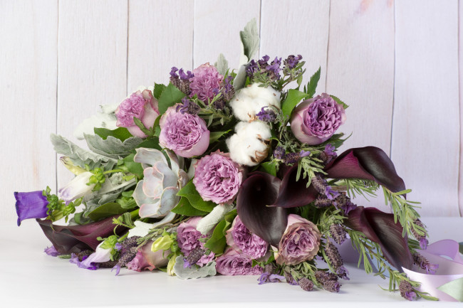 Обои картинки фото цветы, букеты,  композиции, каллы, розы, ваза, хлопок, ленты, букет