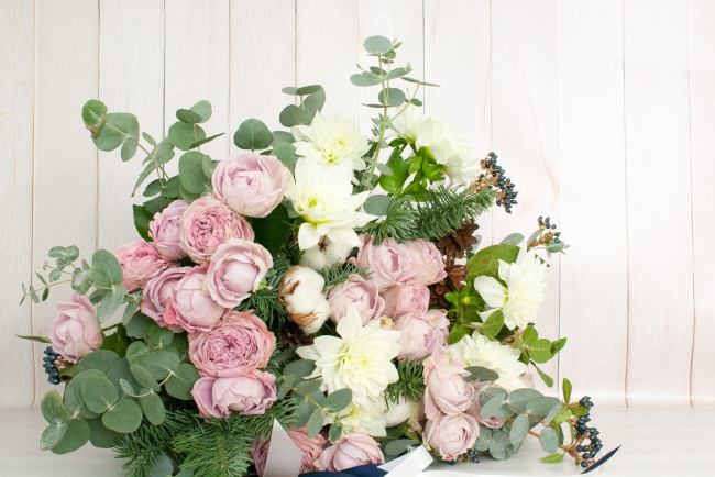 Обои картинки фото цветы, букеты,  композиции, букет, лента, зелень, розы