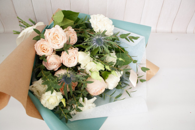 Обои картинки фото цветы, букеты,  композиции, букет, лента, зелень, розы